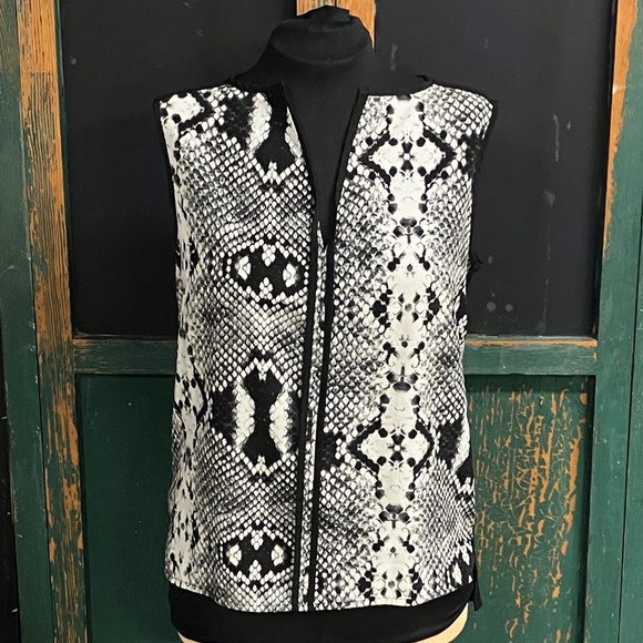Women’s Black White Snake Skin Design Sleepless Blouse - Picture 1 of 4